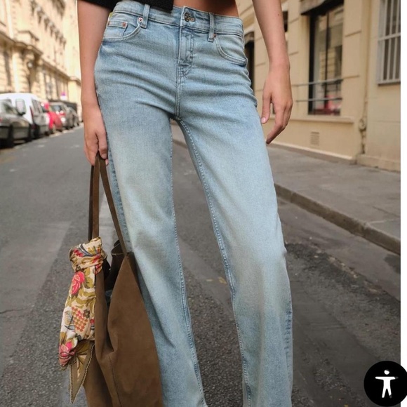 Zara Low Rise Light Wash Jeans - Picture 2 of 3